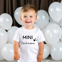 Load image into Gallery viewer, Mini-achternaam - gepersonaliseerd baby-T-shirt, 100% biologisch katoen
