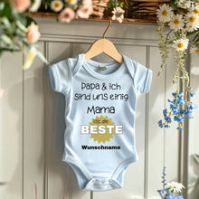 Load image into Gallery viewer, Mama is de beste - Gepersonaliseerde baby onesie/romper, 100% biologisch katoen
