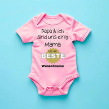 Load image into Gallery viewer, Mama is de beste - Gepersonaliseerde baby onesie/romper, 100% biologisch katoen
