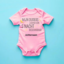 Laden Sie das Bild in den Galerie-Viewer, MIJN OUDERS ZIJN NU OOK S NACHT BESCHIKBAAR - Gepersonaliseerde baby onesie, baby body 100% biologisch katoen
