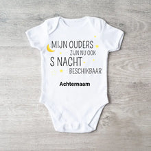 Laden Sie das Bild in den Galerie-Viewer, MIJN OUDERS ZIJN NU OOK S NACHT BESCHIKBAAR - Gepersonaliseerde baby onesie, baby body 100% biologisch katoen
