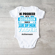 Load image into Gallery viewer, IK PROBEER ME TE GEDRAGEN PAPA - Gepersonaliseerde baby onesie, baby bodysuit 100% biologisch katoen
