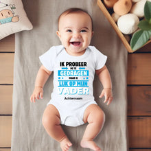 Load image into Gallery viewer, IK PROBEER ME TE GEDRAGEN PAPA - Gepersonaliseerde baby onesie, baby bodysuit 100% biologisch katoen
