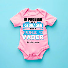 Load image into Gallery viewer, IK PROBEER ME TE GEDRAGEN PAPA - Gepersonaliseerde baby onesie, baby bodysuit 100% biologisch katoen
