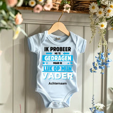 Load image into Gallery viewer, IK PROBEER ME TE GEDRAGEN PAPA - Gepersonaliseerde baby onesie, baby bodysuit 100% biologisch katoen
