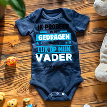 Load image into Gallery viewer, IK PROBEER ME TE GEDRAGEN PAPA - Gepersonaliseerde baby onesie, baby bodysuit 100% biologisch katoen
