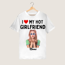 Load image into Gallery viewer, Ik hou van mijn hete vriendin - Gepersonaliseerd foto-T-shirt (100% katoen, unisex)
