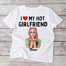 Load image into Gallery viewer, Ik hou van mijn hete vriendin - Gepersonaliseerd foto-T-shirt (100% katoen, unisex)
