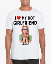 Load image into Gallery viewer, Ik hou van mijn hete vriendin - Gepersonaliseerd foto-T-shirt (100% katoen, unisex)
