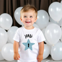 Load image into Gallery viewer, Baby T-shirt verjaardag - gepersonaliseerd peutershirt, 100% biologisch katoen, jaartal en naam
