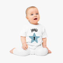 Load image into Gallery viewer, Baby T-shirt verjaardag - gepersonaliseerd peutershirt, 100% biologisch katoen, jaartal en naam
