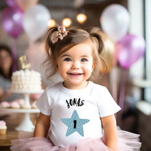 Charger l&#39;image dans la galerie, Anniversaire de t-shirt pour bébé - Chemise personnalisée pour tout-petits, coton 100% biologique, année et nom
