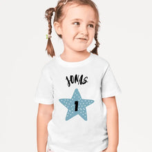 Load image into Gallery viewer, Baby T-shirt verjaardag - gepersonaliseerd peutershirt, 100% biologisch katoen, jaartal en naam
