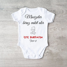 Afbeelding in Gallery-weergave laden, &quot;Mucizeler biraz vakit alır İŞTE BURDAYIM - Gepersonaliseerde baby onesie/romper Turks, 100% biologisch katoenen baby bodysuit
