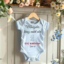 Afbeelding in Gallery-weergave laden, &quot;Mucizeler biraz vakit alır İŞTE BURDAYIM - Gepersonaliseerde baby onesie/romper Turks, 100% biologisch katoenen baby bodysuit
