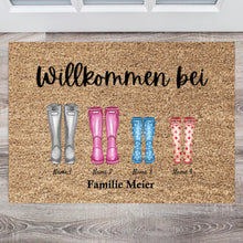 Afbeelding in Gallery-weergave laden, Welkom bij ons thuis, rubberen laarzen - Gepersonaliseerde deurmat voor binnen &amp; buiten (2-8 personen, kinderen, baby&#39;s &amp; huisdieren)
