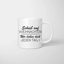 Laden Sie das Bild in den Galerie-Viewer, Personalisierte Familien Tasse &quot;Vergiss Weihnachten, Wir lieben dich JEDEN TAG&quot; (Eltern, 1-4 Kinder)
