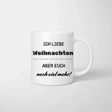 Laden Sie das Bild in den Galerie-Viewer, Personalisierte Familien Tasse &quot;Ich liebe Weihnachten, aber euch noch viel mehr&quot; (Eltern, 1-4 Kinder)
