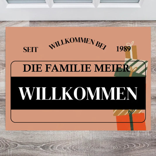 Willkommen bei unserer Familie - Personalisierte Fußmatte zur Weihnachtszeit (Name & Jahreszahl)