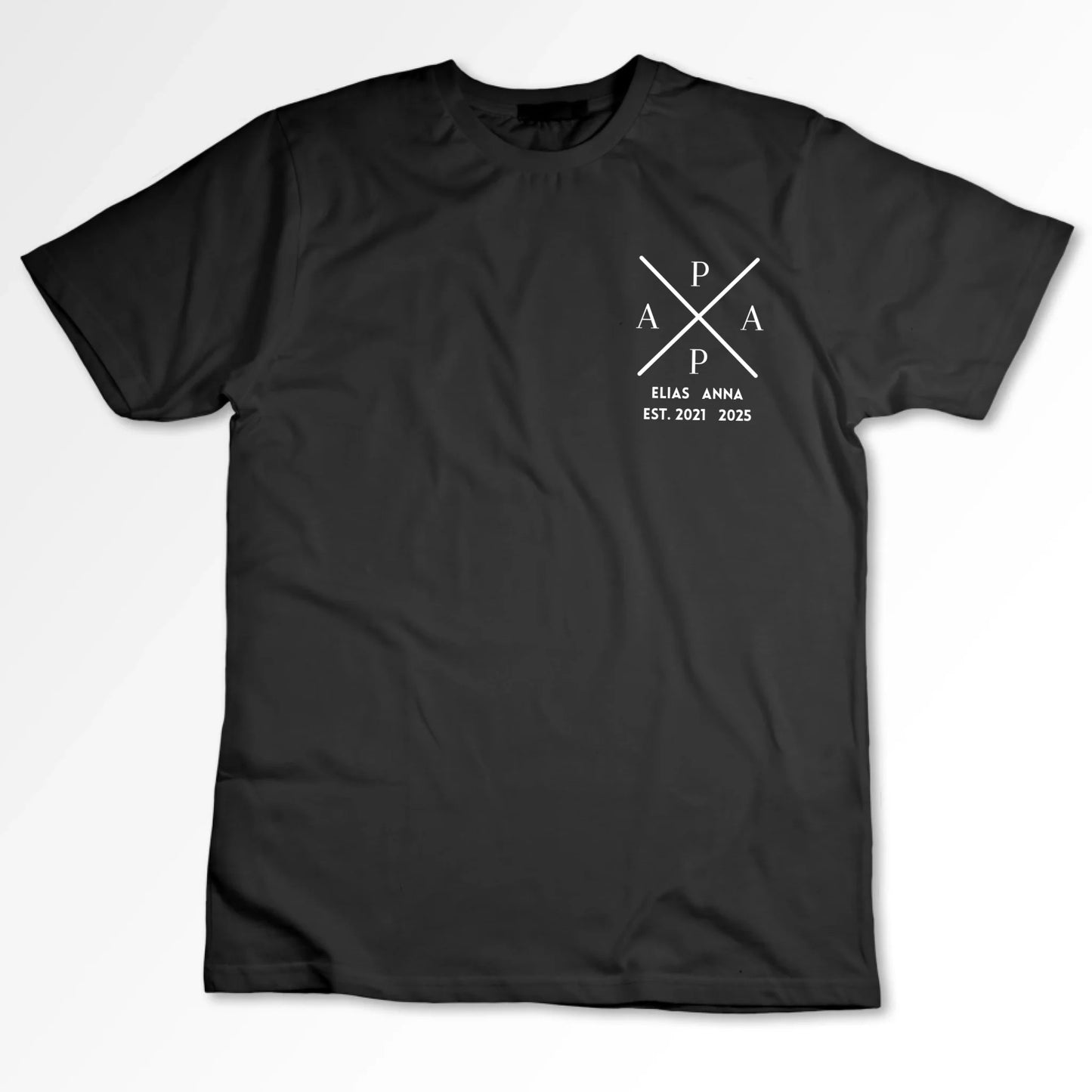 Papa mit Namen und Geburtsjahren von Kindern - Personalisiertes schwarzes T-Shirt