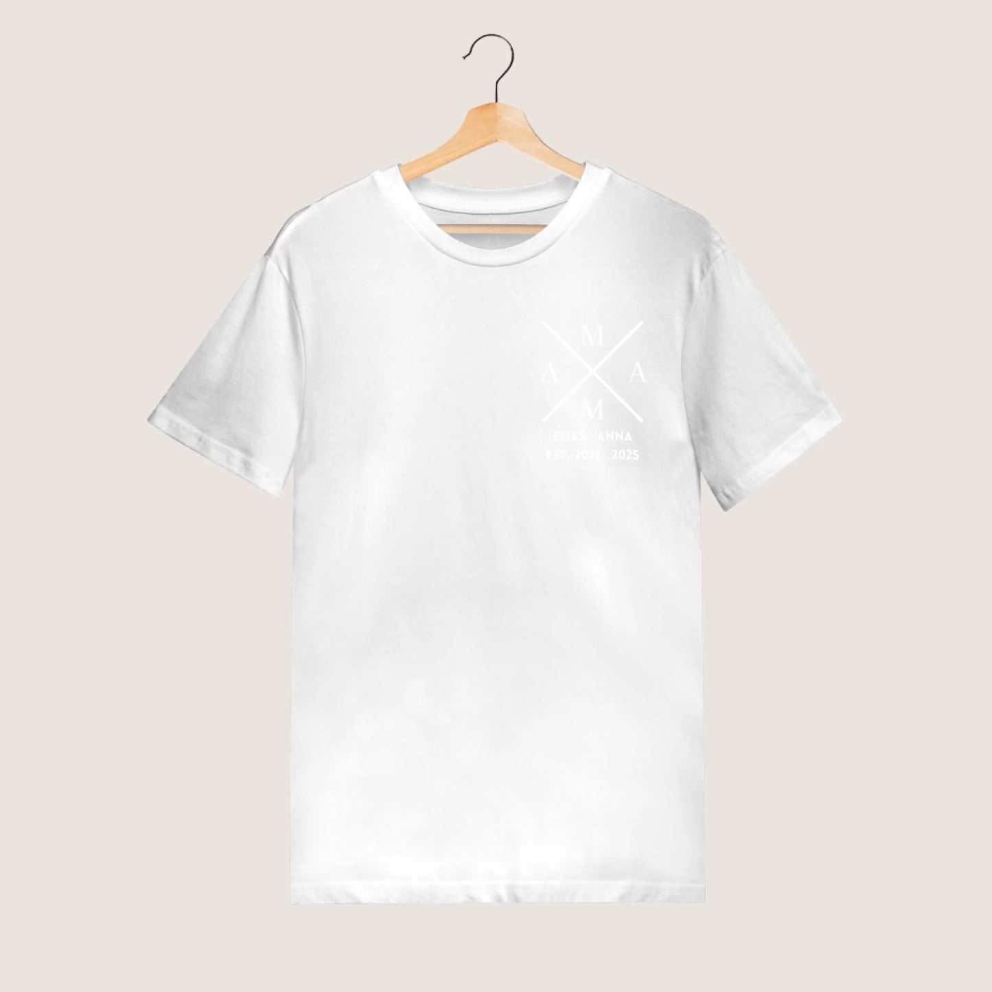 Mama mit Namen und Geburtsjahren von Kindern - Personalisiertes schwarzes T-Shirt