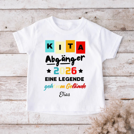 Kleuterschoolverlaters 2026, Een legende verlaat het terrein - Gepersonaliseerd T-shirt Kinderen, Leerlingen, Schoolstart (100% Katoen)