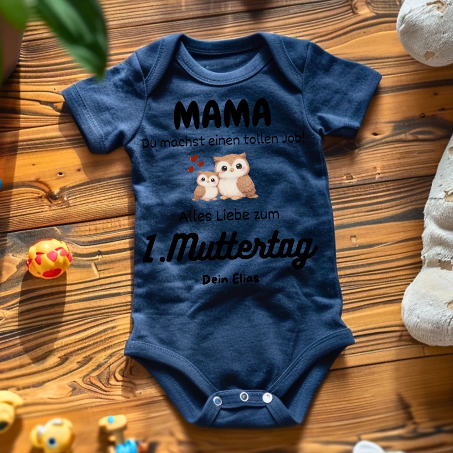 Mama du machst einen tollen Job, 1. Muttertag gemeinsam - Personalisierter Baby Strampler (100% Bio-Baumwolle)