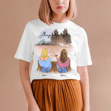 Laden Sie das Bild in den Galerie-Viewer, Beste Freundinnen mit Getränk - Personalisiertes T-Shirt (100% Baumwolle, Unisex)
