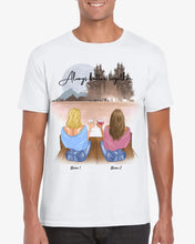 Laden Sie das Bild in den Galerie-Viewer, Beste Freundinnen mit Getränk - Personalisiertes T-Shirt (100% Baumwolle, Unisex)
