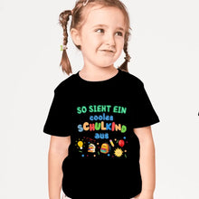 Load image into Gallery viewer, Zo ziet een cool schoolkind eruit - Gepersonaliseerd T-shirt voor kinderen die naar school gaan (100% katoen)
