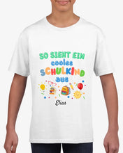 Load image into Gallery viewer, Zo ziet een cool schoolkind eruit - Gepersonaliseerd T-shirt voor kinderen die naar school gaan (100% katoen)
